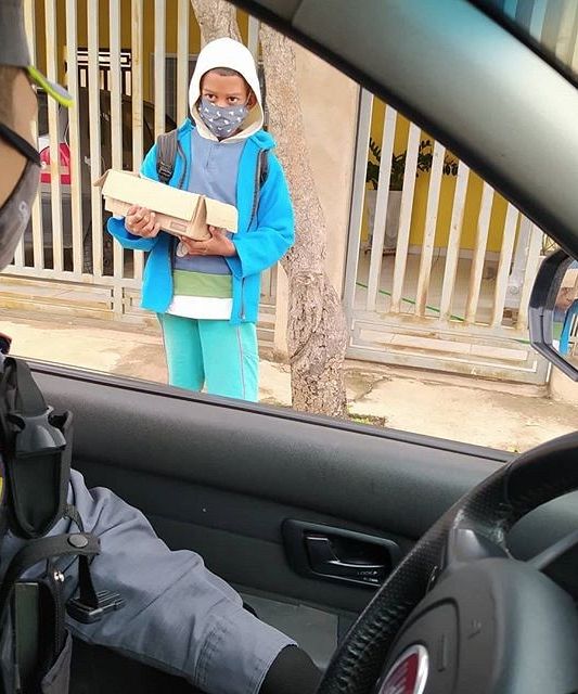 PM compra roupas de frio para criança que vendia doces para ajudar família e gesto viraliza