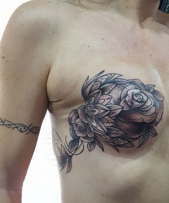 Tatuagem recupera autoestima da mulher após câncer de mama